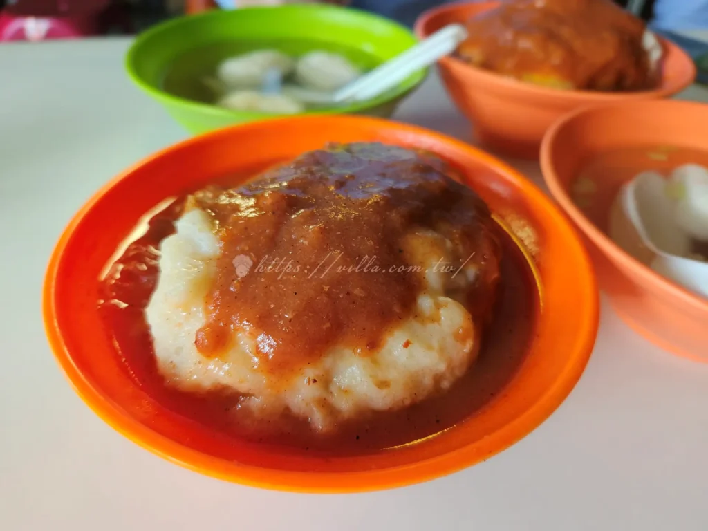 淡水文化阿給外層是油炸過的豆腐皮，切開後塞滿彈牙的冬粉，再用新鮮魚漿封口，蒸熟後淋上自家調製的甜辣醬汁。