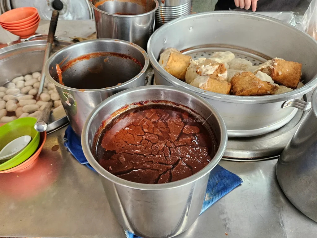 文化阿給的醬汁是老店獨門，甜辣濃郁帶沙沙辣椒顆粒，先甜後辣。淋熱阿給後剝開豆腐皮讓醬滲入冬粉，軟糯多汁特別開胃！