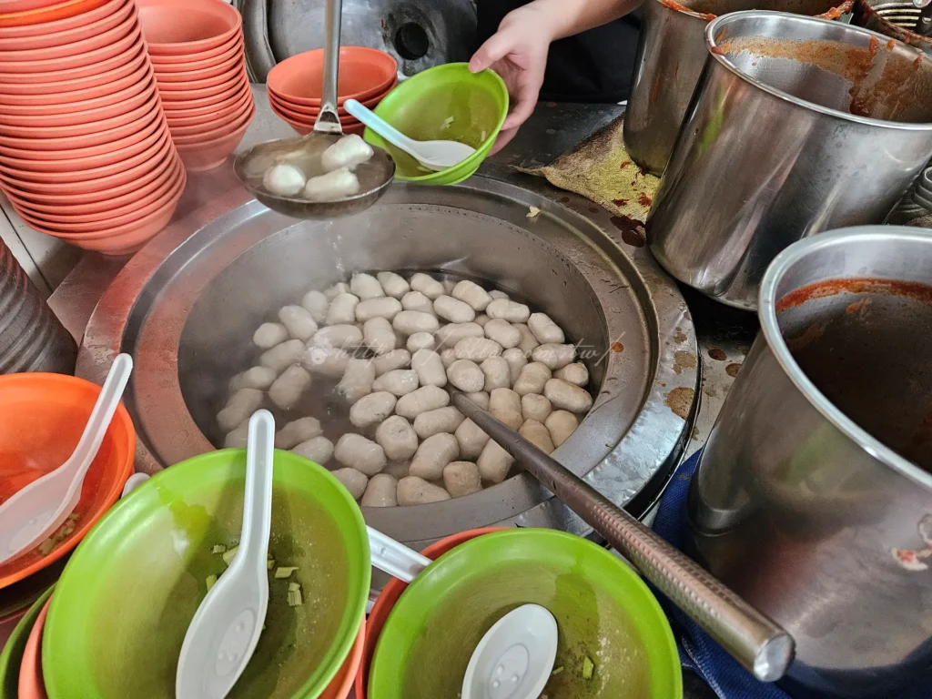 走進文化阿給會發現這裡完全沒有華麗的裝潢，也沒有冷氣，只有幾台電扇在轉，夏天來吃會滿頭大汗，店內擺設簡單、稍微雜亂，但也因此很有老店那種接地氣的氛圍。