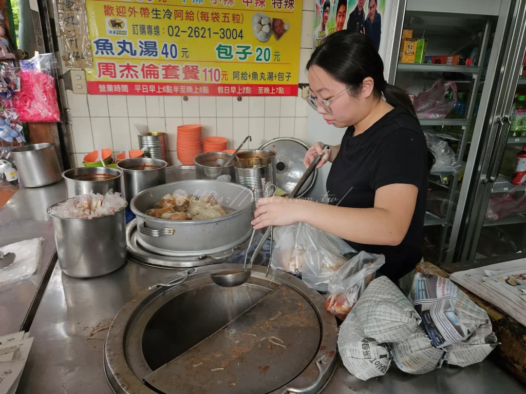 半開放式的廚房不斷冒著白騰騰的熱氣，看著老闆熟練地撈起一顆顆飽滿的阿給、魚丸湯，空氣中全都是甜辣醬的香氣，牆上最吸睛的就是貼滿名人的合照與報導，其中最出名的就是那份『周杰倫套餐』。