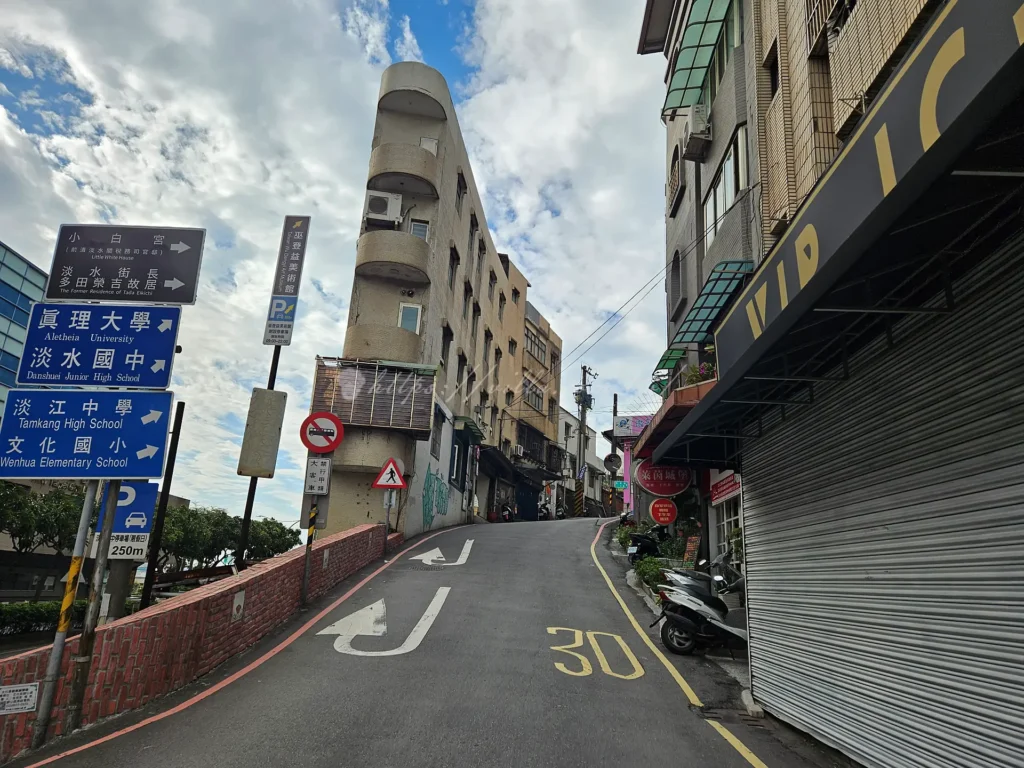 半開放式的廚房不斷冒著白騰騰的熱氣，看著老闆熟練地撈起一顆顆飽滿的阿給、魚丸湯，空氣中全都是甜辣醬的香氣，牆上最吸睛的就是貼滿名人的合照與報導，其中最出名的就是那份『周杰倫套餐』。