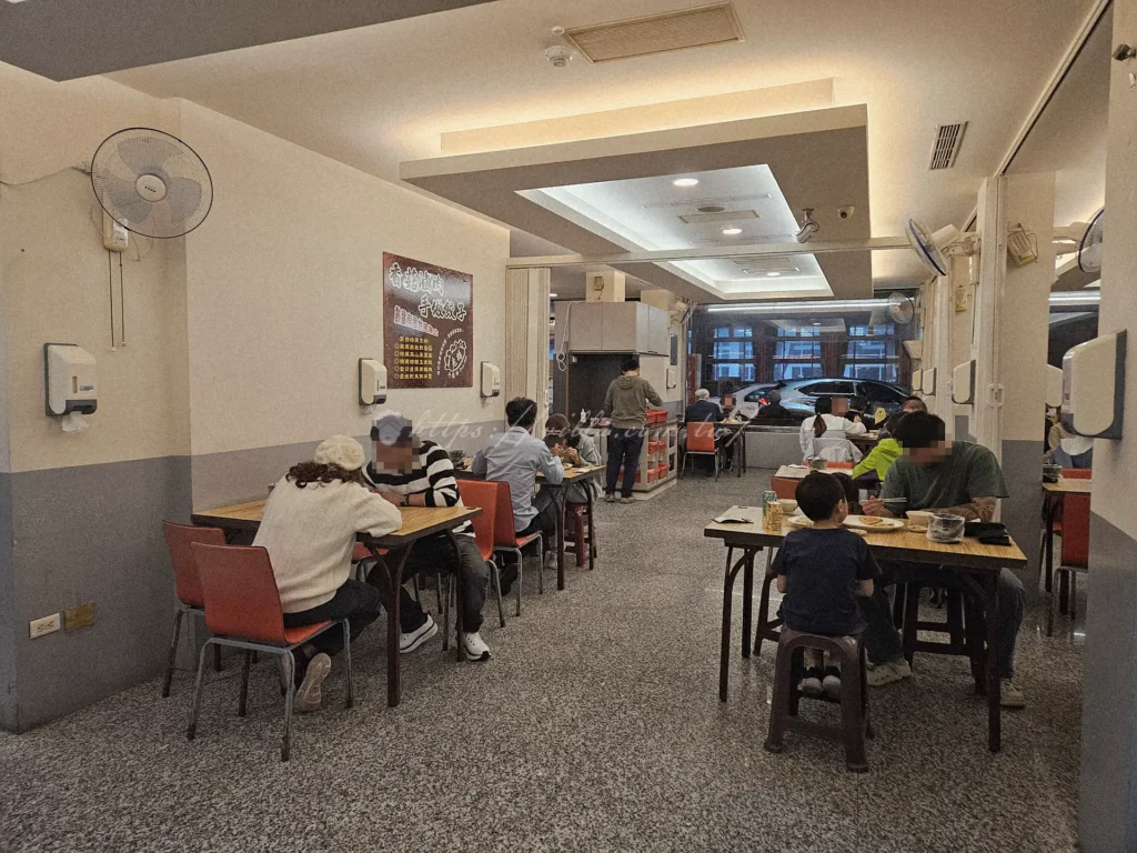 苗栗縣頭份市的中正二路上，有一家經營超過65年的斗煥坪水餃館，是當地知名的頭份美食與苗栗美食推薦代表。雖然店名以水餃為主，但實際上最受歡迎的卻是招牌蔥油餅與雜不囉嗦炒滷味。