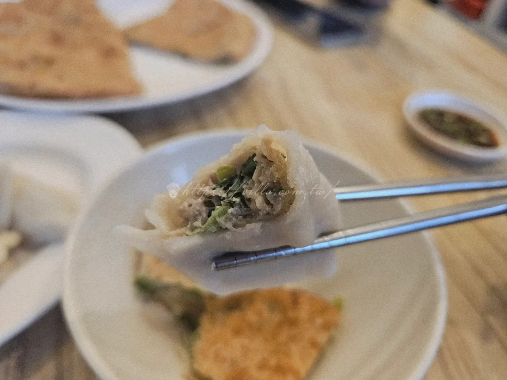 斗煥坪水餃館水餃水餃皮較厚且Q彈，內餡是飽滿的高麗菜豬肉，吃起來很有飽足感，沾上店家特製的蒜蓉醬油，就是最經典的平價美食代表。