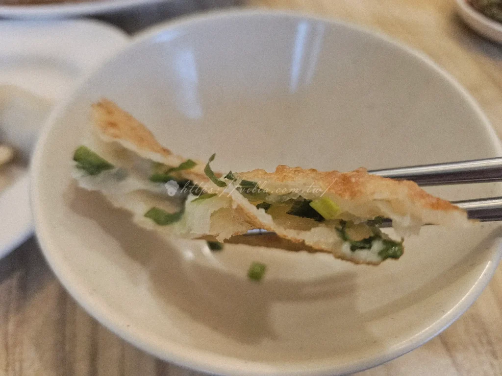 斗煥坪水餃館蔥油餅幾乎是每桌必點的招牌，也是老饕心中的鎮店之寶。口感介於傳統蔥油餅與炸蛋餅之間，外皮煎到金黃酥脆，酥香卻不乾硬，內裡保有濕潤麵香與蔥花，厚薄拿捏得恰到好處。