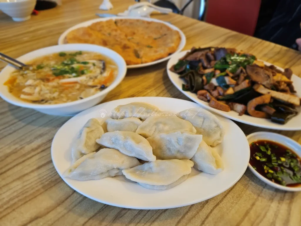 斗煥坪水餃館水餃水餃皮較厚且Q彈，內餡是飽滿的高麗菜豬肉，吃起來很有飽足感，沾上店家特製的蒜蓉醬油，就是最經典的平價美食代表。