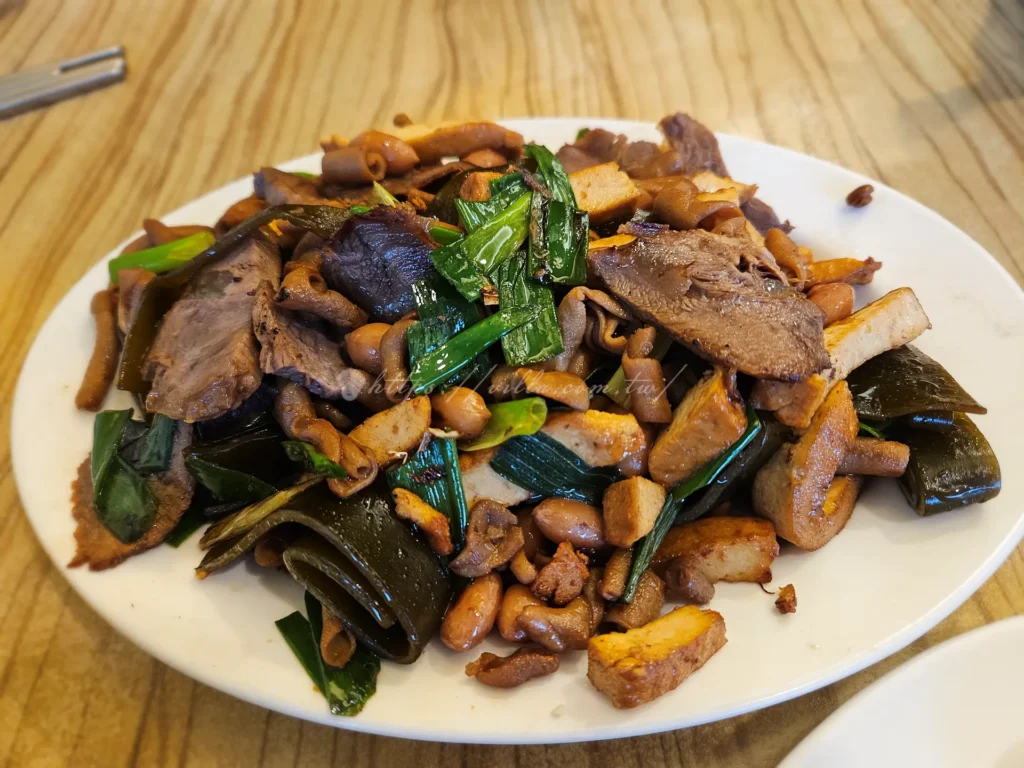 斗煥坪水餃館雜不囉嗦這道名字取得有趣的「雜不囉嗦」，其實就是將多種滷味（如豆干、鴨腸、牛腱、鴨胗、海帶、花生等）加入蔥段、薑絲與特製醬料大火快炒。