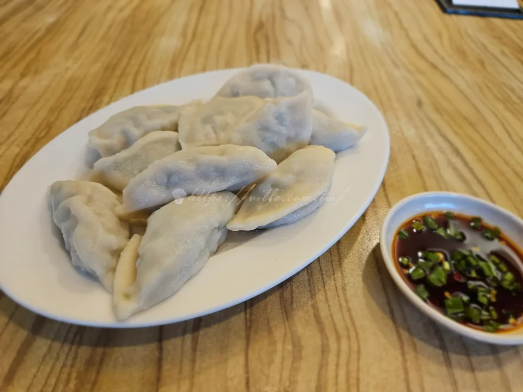 斗煥坪水餃館水餃水餃皮較厚且Q彈，內餡是飽滿的高麗菜豬肉，吃起來很有飽足感，沾上店家特製的蒜蓉醬油，就是最經典的平價美食代表。
