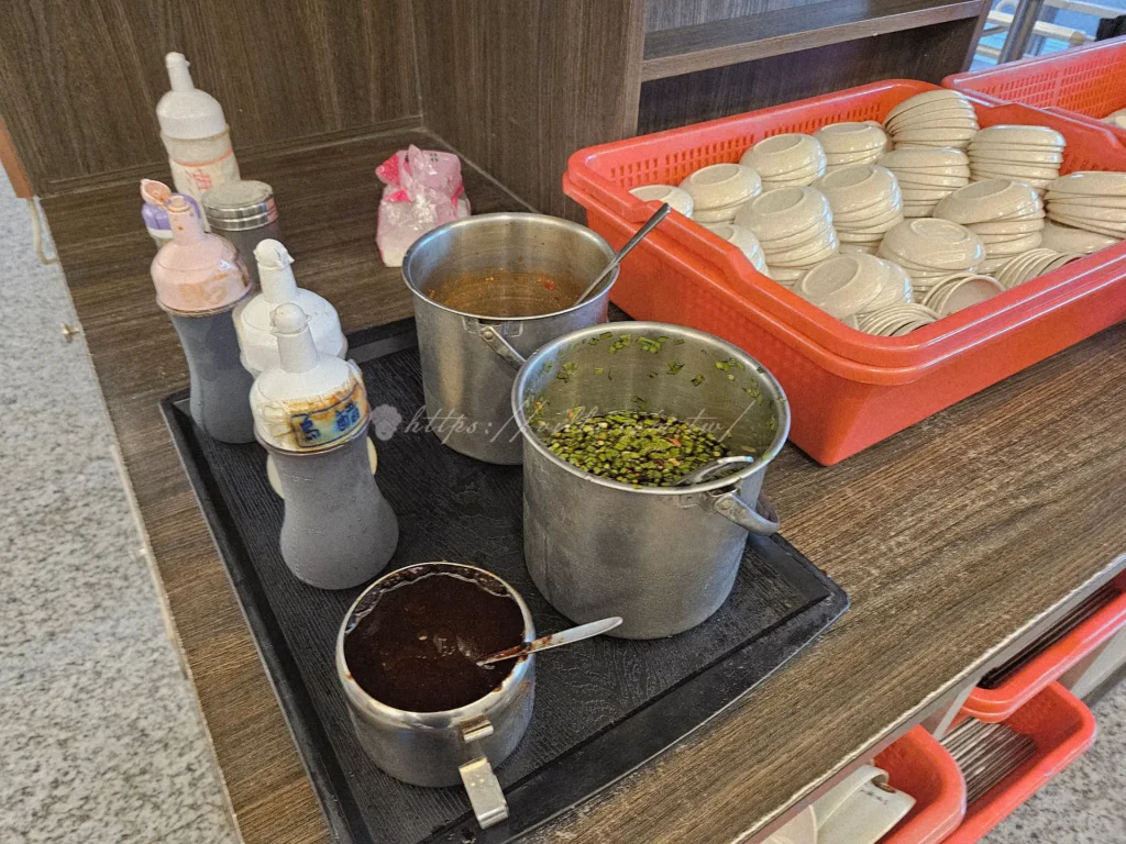 苗栗縣頭份市的中正二路上，有一家經營超過65年的斗煥坪水餃館，是當地知名的頭份美食與苗栗美食推薦代表。雖然店名以水餃為主，但實際上最受歡迎的卻是招牌蔥油餅與雜不囉嗦炒滷味。