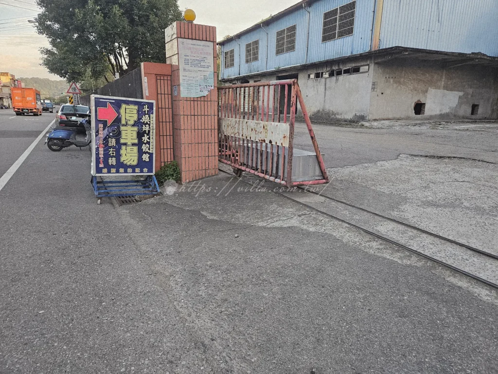 斗煥坪水餃館店家設有專屬免費停車場，位於店面入口處約150公尺處。對面斗煥國民小學(351苗栗縣頭份市中正二路221號)也有停車場供停車。