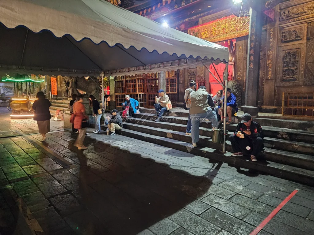 士林廟口老店阿亮麵線是讓很多台北人從小吃到大的士林老字號美食，飄香夜市超過半世紀以上，至今依舊維持那一碗樸實、勾芡濃郁的大腸蚵仔麵線風味，堪稱士林夜市必吃小吃之一。無論是本地人還是旅客，只要走過士林廟口這家麵線攤位前，都會不自覺停下腳步聞香而來。