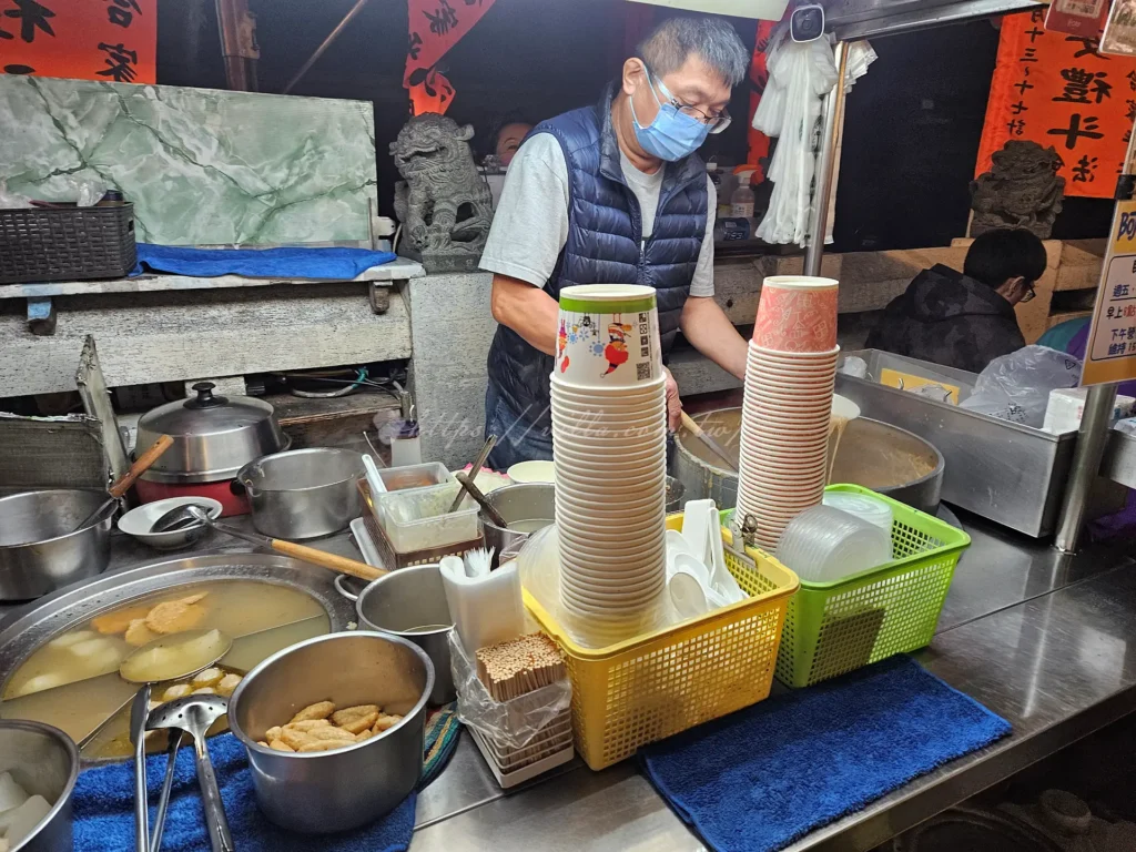 士林廟口老店阿亮麵線是讓很多台北人從小吃到大的士林老字號美食，飄香夜市超過半世紀以上，至今依舊維持那一碗樸實、勾芡濃郁的大腸蚵仔麵線風味，堪稱士林夜市必吃小吃之一。無論是本地人還是旅客，只要走過士林廟口這家麵線攤位前，都會不自覺停下腳步聞香而來。