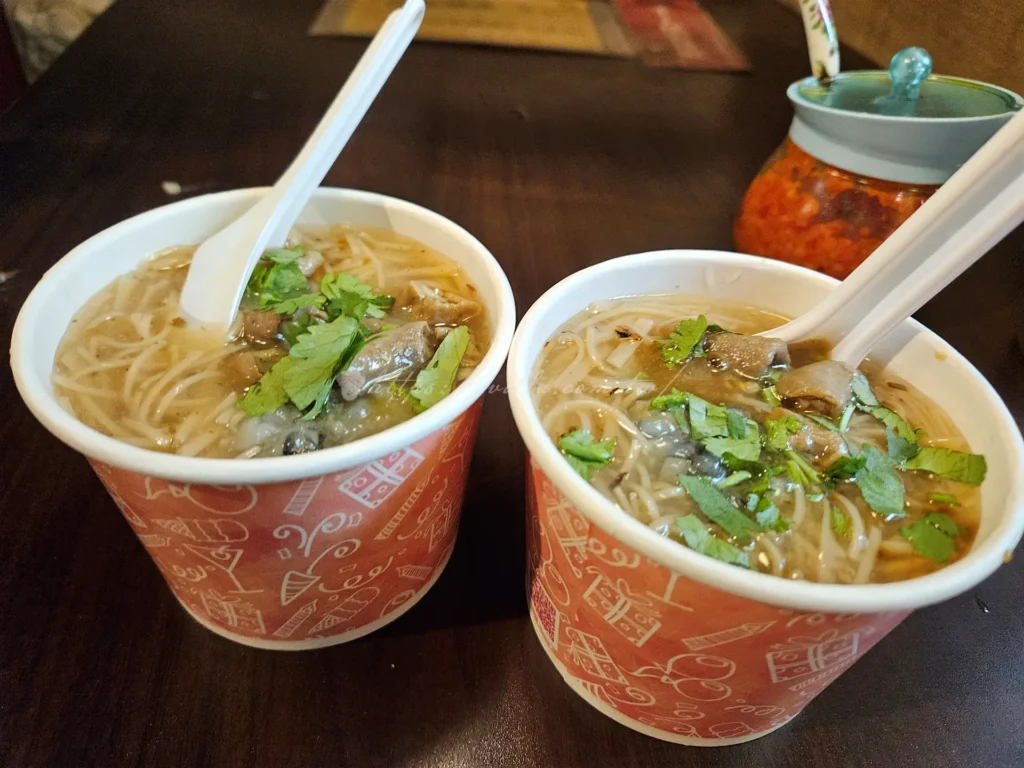 士林廟口老店阿亮麵線是讓很多台北人從小吃到大的士林老字號美食，飄香夜市超過半世紀以上，至今依舊維持那一碗樸實、勾芡濃郁的大腸蚵仔麵線風味，堪稱士林夜市必吃小吃之一。無論是本地人還是旅客，只要走過士林廟口這家麵線攤位前，都會不自覺停下腳步聞香而來。