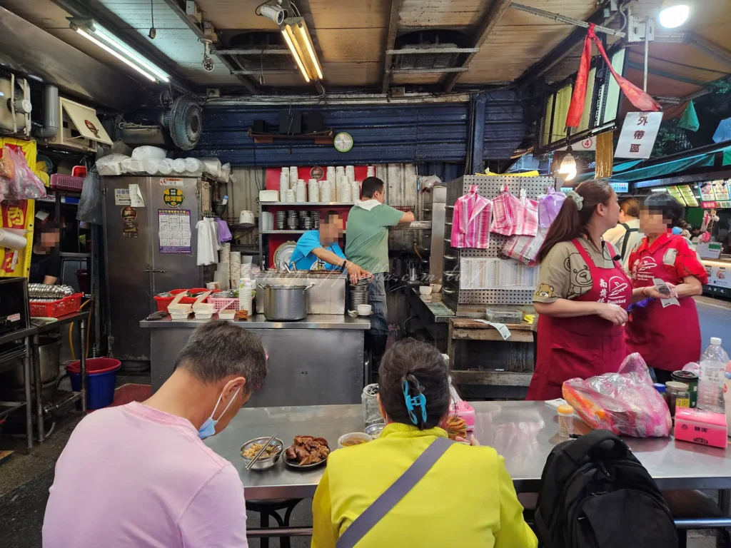 南機場夜市曉迪筒仔米糕空氣中滿是紅蔥頭跟滷汁的香氣，旁邊就是來來往往的夜市人潮，很有生活感。內用外帶都很方便。