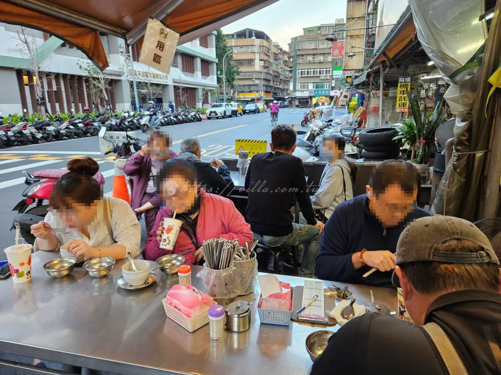 南機場夜市曉迪筒仔米糕就是典型的夜市小吃攤，沒有華麗裝潢，就是幾張鐵桌鐵椅擺在騎樓下。夏天有點熱，但翻桌快，坐下來沒多久就能吃到熱騰騰的餐點。