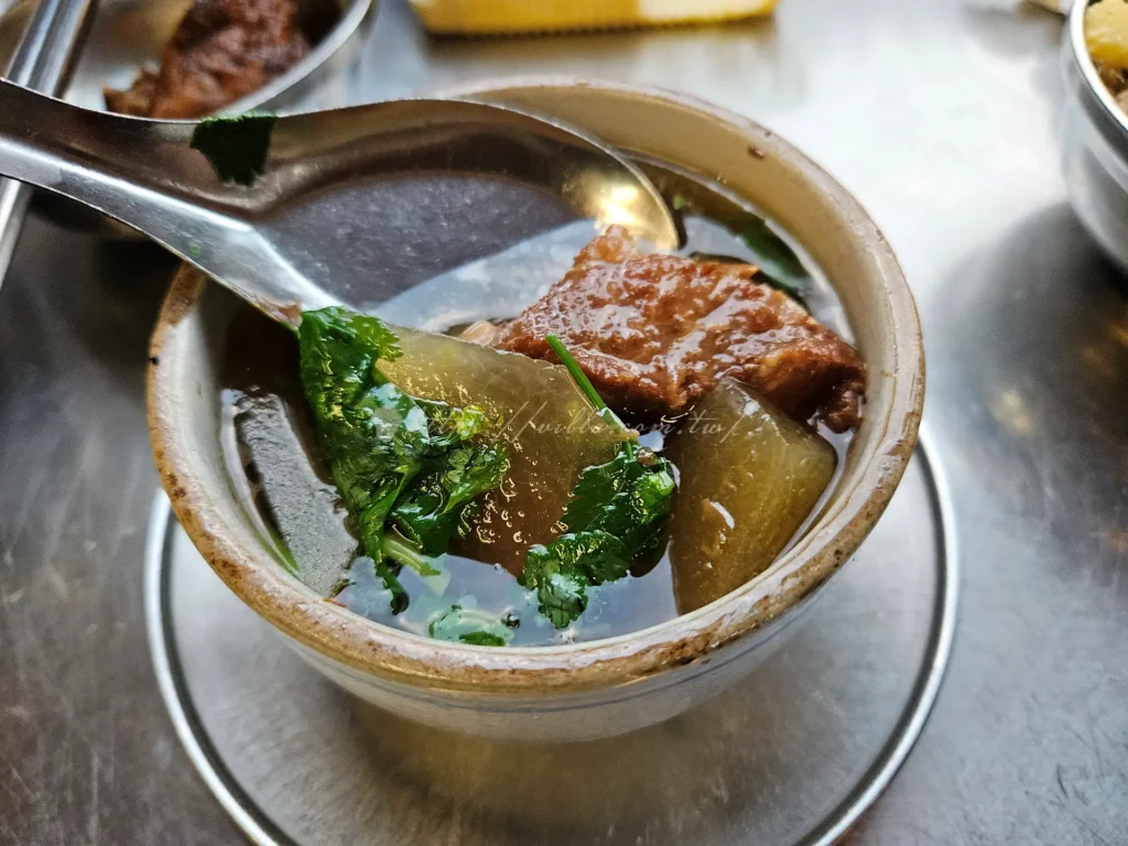 南機場曉迪筒仔米糕的冬瓜排骨酥湯頭清澈，冬瓜煮得軟透卻不糊，排骨酥吸飽湯汁後一咬就骨肉分離，冬瓜入口即化。湯頭淡淡清甜，尾韻回甘，非常喜歡湯中的香菜滋味，這道湯品非常適合搭配米糕或瓜仔肉飯一起吃。