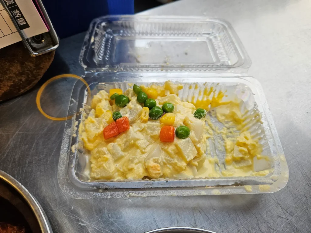 馬鈴薯沙拉口感綿密，但依舊有保留馬鈴薯脆感比例，調味不重微鹹微甜，解膩又開胃，但這道好像不常有要碰運氣看看，不過塊狀馬鈴薯稍偏硬，喜歡這種口感的人可以試試喔。