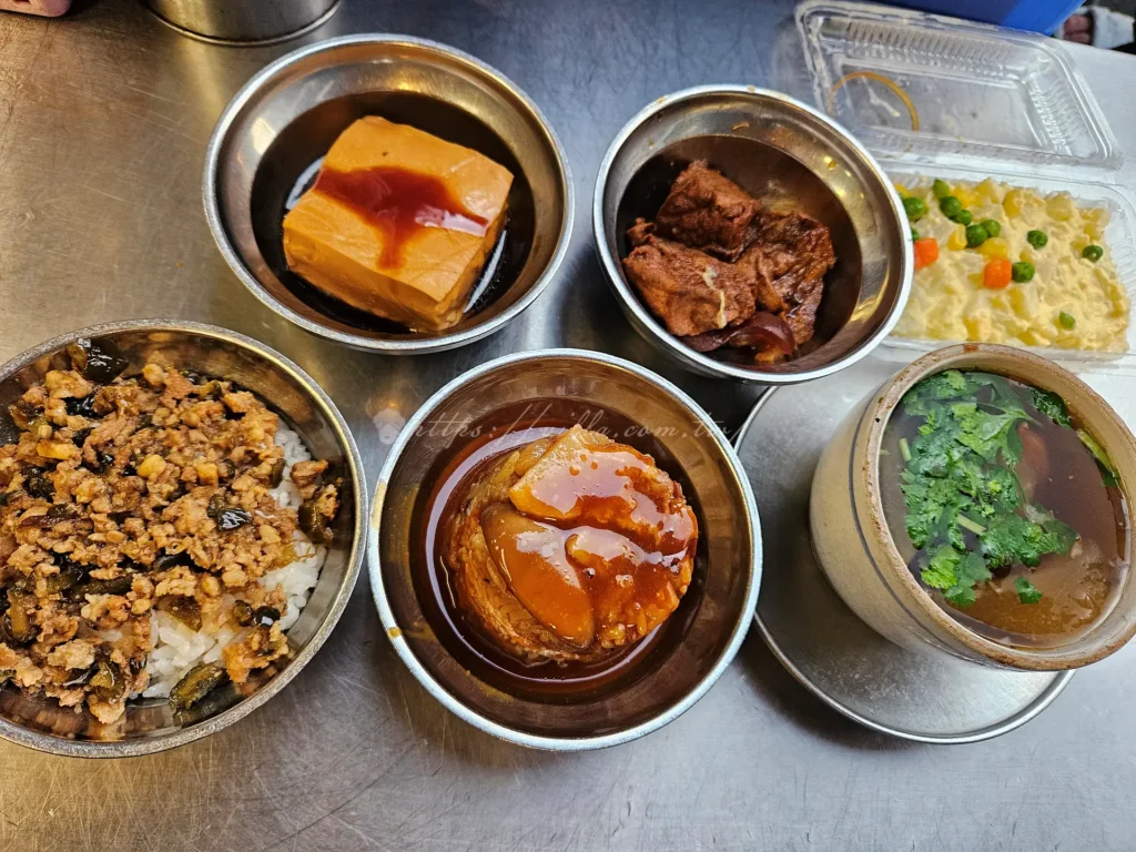 曉迪筒仔米糕從一開始不算太起眼，到現在變成南機場排隊美食，靠的就是每天現做、現炸紅蔥頭，堅持薄利多銷，讓大家用銅板價就能吃到料好實在的古早味。