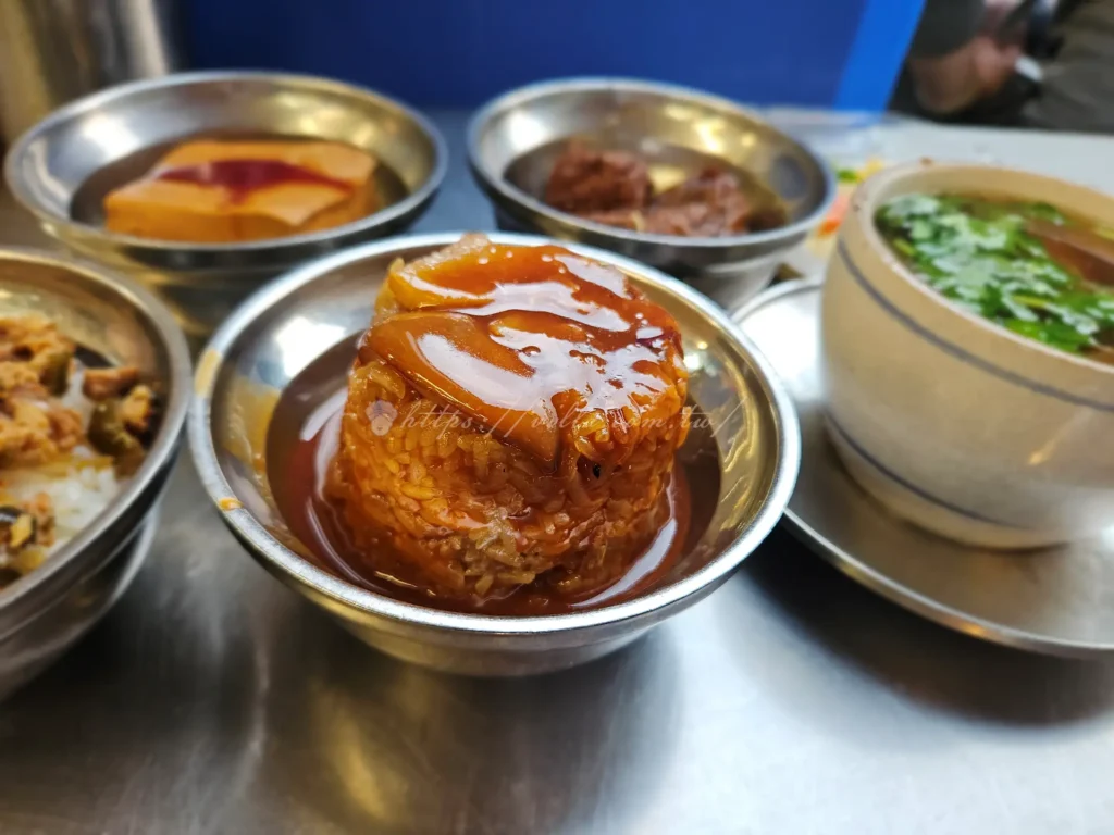 曉迪筒仔米糕採用標準的筒仔蒸煮法，米粒在筒中成型，吃起來質地較為溫潤、軟Q且保有糯米的自然甜味，配料如香菇與肉燥與米糕融為一體，呈現出細緻且無負擔的平衡美感。