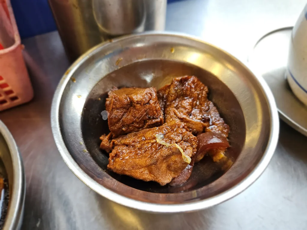 南機場曉迪筒仔米糕，這裡的油豆腐滋味也不錯，滷得均勻不死鹹，咬下去還有湯汁跑出來，單吃或配飯都超香。