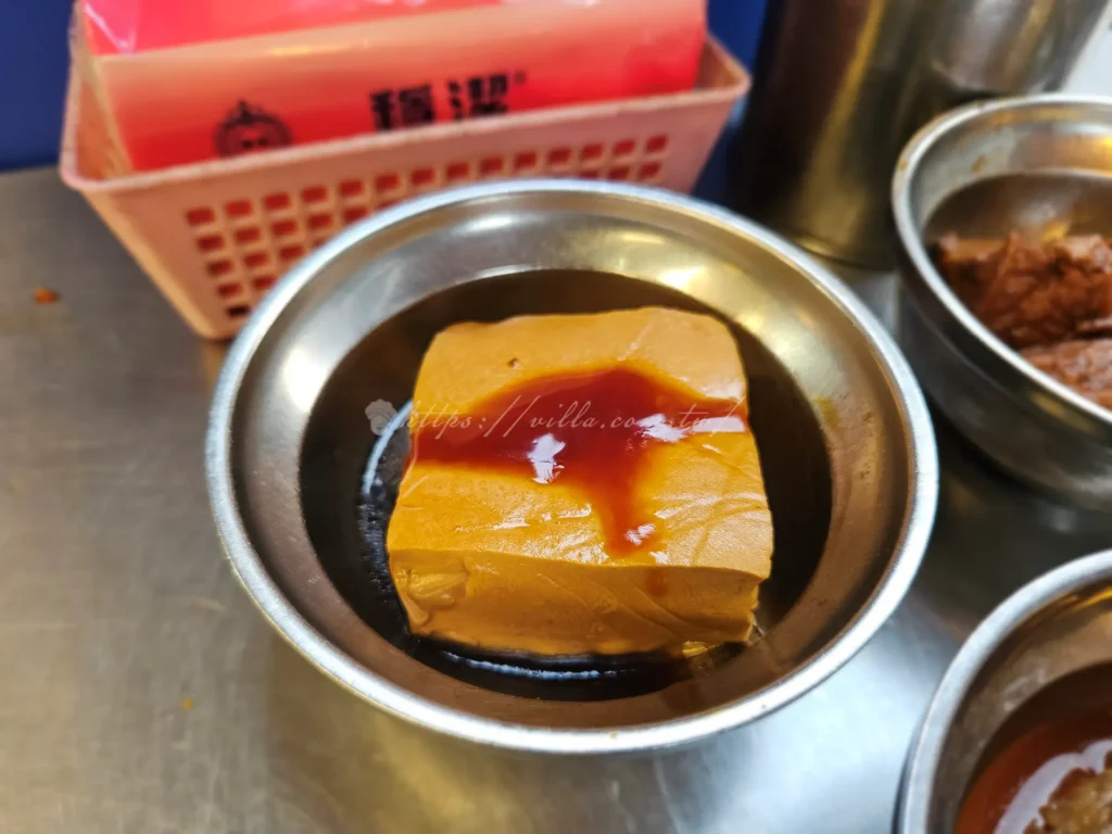 南機場曉迪筒仔米糕的滷豆腐孔洞吸滿滷汁，一咬就化開，整塊豆腐滷的有入味，米拉非常喜歡吃這種滷豆腐，不論去哪有這道就是必點菜色之一。