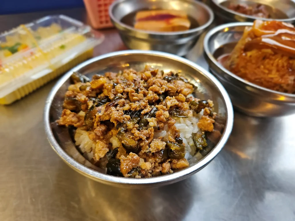 南機場曉迪筒仔米糕的瓜仔肉燥，香氣明顯，帶點微甜與鹹度，搭配白飯口感細緻，不會有油膩感，跟滷肉飯比起來多了一點瓜仔的清爽不死鹹。