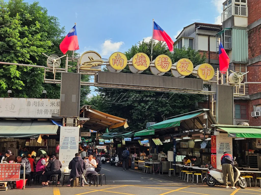 每次提到南機場夜市，腦海裡第一個浮現的就是入口處那條永遠在排隊的隊伍——曉迪筒仔米糕。這家店就像夜市的門神一樣，守在左邊第一攤。