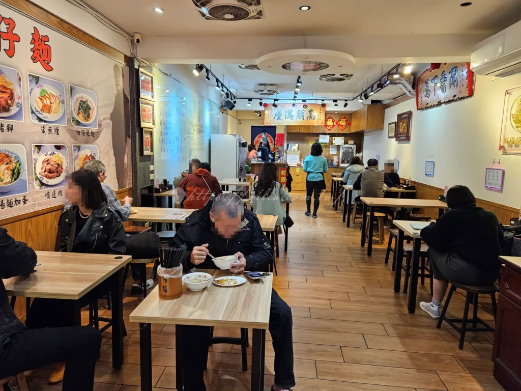 阿國切仔麵店面維持傳統麵攤風格，室內乾淨明亮，座位以雙人與四人桌為主，翻桌率快但不顯擁擠，牆上裝飾相當低調樸實，主要有幾處實用看板，附上部分菜色照片方便點餐。