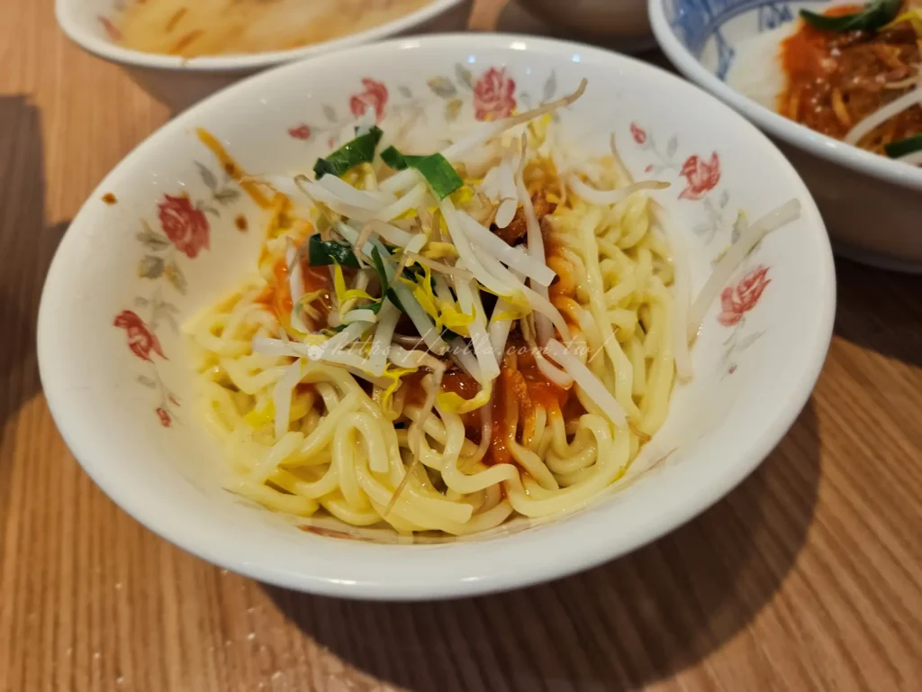 阿國切仔麵切仔麵條滑順帶勁，拌上店家自製的油蔥酥後香氣四溢不油膩，是整碗麵的靈魂。油蔥香氣慢慢在嘴裡堆疊，搭配阿國獨特的醬汁和豆芽，每一口都越吃越順口、古早味十足。