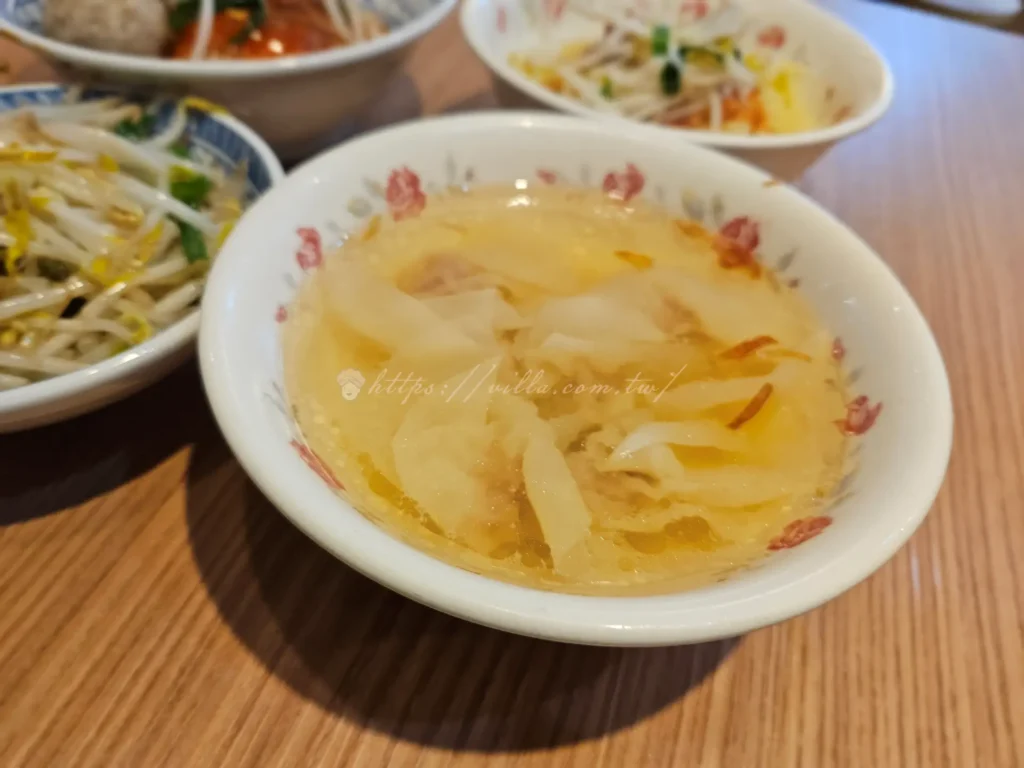 阿國切仔麵的餛飩皮薄、內餡扎實，肉香清楚又不搶湯頭，湯頭清爽帶著油蔥香，很適合搭配切仔麵。