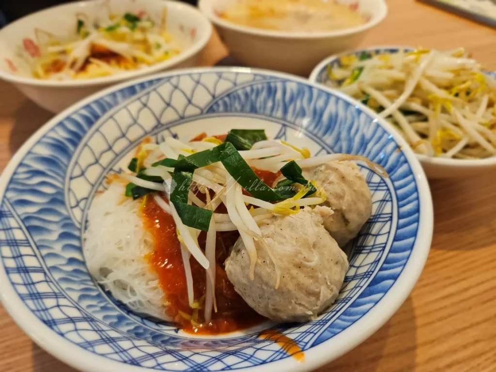 阿國切仔麵創立於1992年，最初只是個小小的路邊攤，由家族傳承的餐飲手藝支撐，店家堅持使用大骨和排骨長時間熬製湯頭，自家炸製油蔥酥，保留最純粹的古早味。從2019年起連續多年獲得米其林必比登肯定，讓這家傳統麵攤聲名遠播。