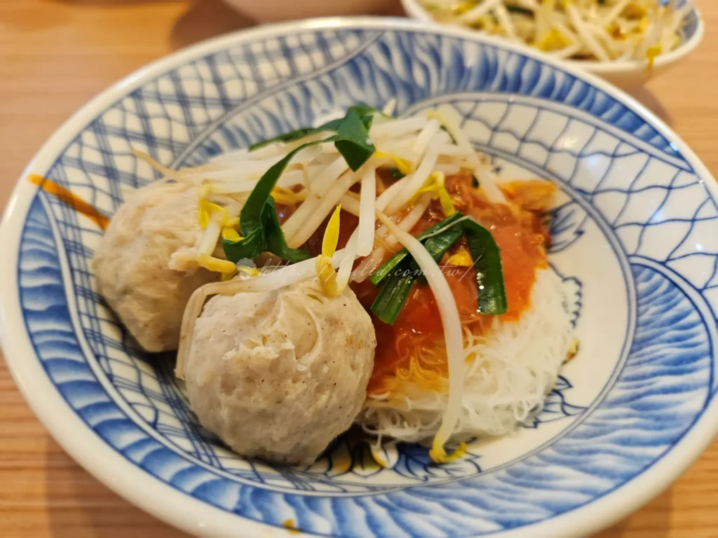 阿國切仔麵的魚丸塊頭較大彈嫩不軟爛，咬下去能吃到鮮甜的魚漿香，不像一般加工丸那麼鬆散；切仔米粉細柔滑順，每一口都能同時感受到魚丸的鮮味和米粉的口感，非常耐吃又有層次，不過米拉覺得分量有點少就是了。