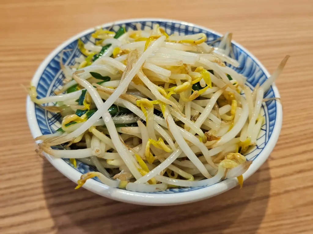 阿國切仔麵燙豆芽菜看似簡單卻是細節料理，豆芽爽脆不生澀，淋上油蔥與醬汁後香氣立刻提升，是加分的小配角。