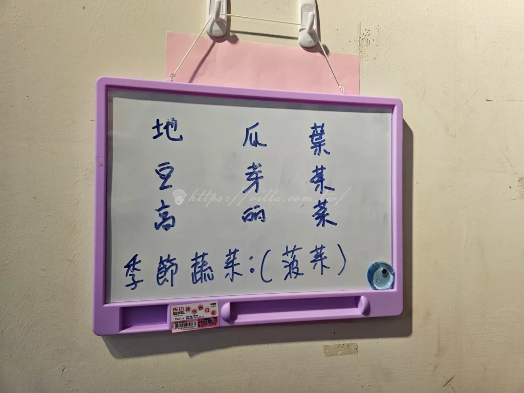 阿國切仔麵店面維持傳統麵攤風格，室內乾淨明亮，座位以雙人與四人桌為主，翻桌率快但不顯擁擠，牆上裝飾相當低調樸實，主要有幾處實用看板，附上部分菜色照片方便點餐。