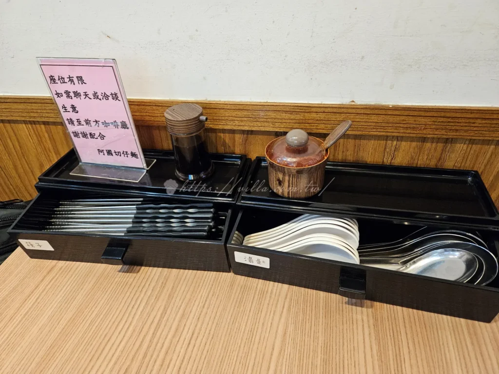 阿國切仔麵店面維持傳統麵攤風格，室內乾淨明亮，座位以雙人與四人桌為主，翻桌率快但不顯擁擠，牆上裝飾相當低調樸實，主要有幾處實用看板，附上部分菜色照片方便點餐。