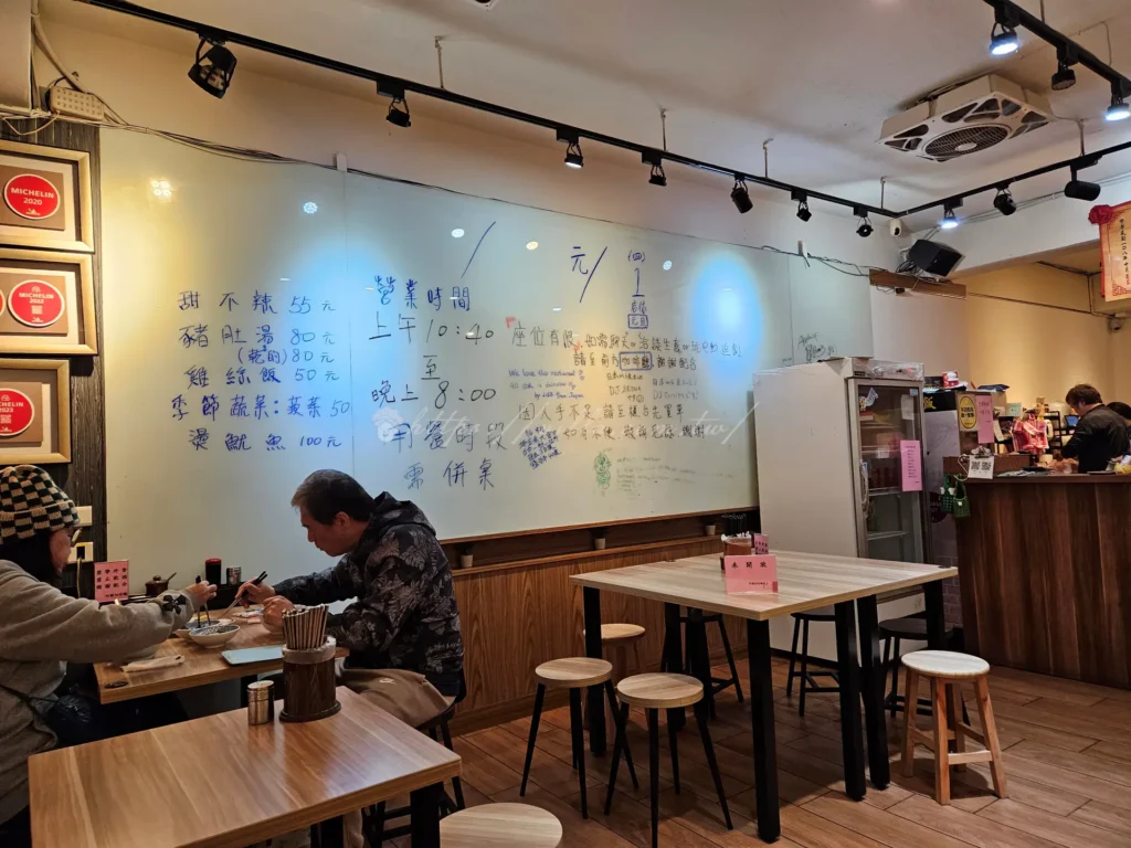 阿國切仔麵店面維持傳統麵攤風格，室內乾淨明亮，座位以雙人與四人桌為主，翻桌率快但不顯擁擠，牆上裝飾相當低調樸實，主要有幾處實用看板，附上部分菜色照片方便點餐。