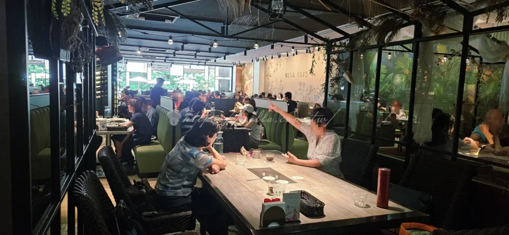 走進布納咖啡館(BUNA CAF’E)店內,首先會被挑高的空間與精緻的燈飾所吸引。這裡的裝潢融合了大量大理石與植栽,打造出名副其實的新北網美餐廳質感。最受歡迎的莫過於大片落地的玻璃窗位,陽光灑落時,窗外的公園綠意就像是一幅活生生的畫。這裡更是適合聊天聚會的餐廳,座位規劃多元,從適合單人辦公的插座座位到提供高質感包場空間的大型長桌應有盡有。