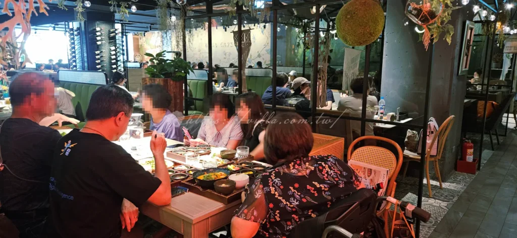 走進布納咖啡館(BUNA CAF’E)店內,首先會被挑高的空間與精緻的燈飾所吸引。這裡的裝潢融合了大量大理石與植栽,打造出名副其實的新北網美餐廳質感。最受歡迎的莫過於大片落地的玻璃窗位,陽光灑落時,窗外的公園綠意就像是一幅活生生的畫。這裡更是適合聊天聚會的餐廳,座位規劃多元,從適合單人辦公的插座座位到提供高質感包場空間的大型長桌應有盡有。