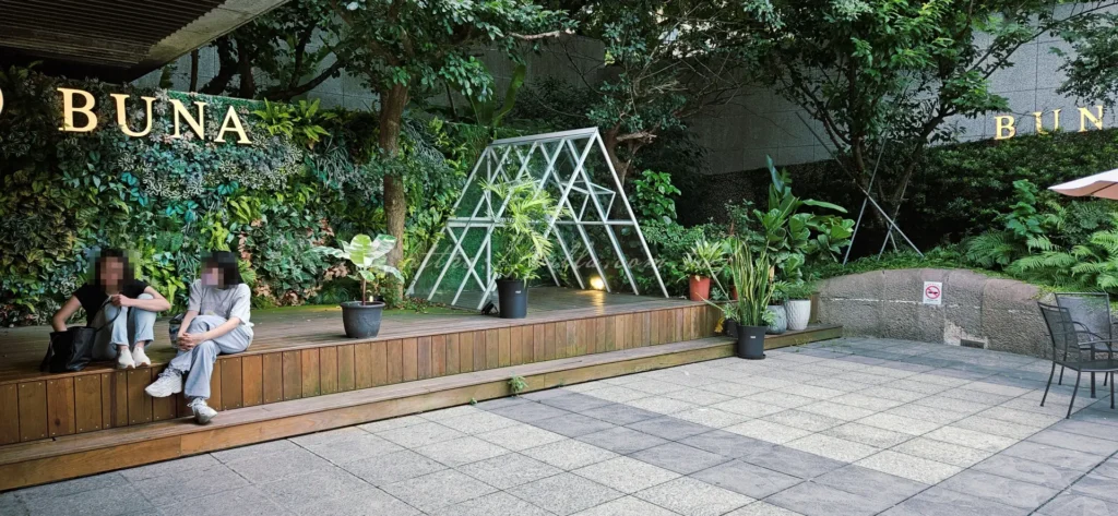 布納咖啡館(BUNA CAF’E)源自衣索比亞語「Buna」(代表咖啡豆),象徵分享與溫暖款待的理念。這個品牌從桃園起家之後,在北台灣擴展多家分店,包括台北信義、內湖、林口、新莊等地。而中和公園館則是其中一個重點據點,選在四號公園與國立台灣圖書館旁。結合環境景觀與美食氛圍,成為在地人和旅客都喜愛的休閒餐廳級咖啡空間。