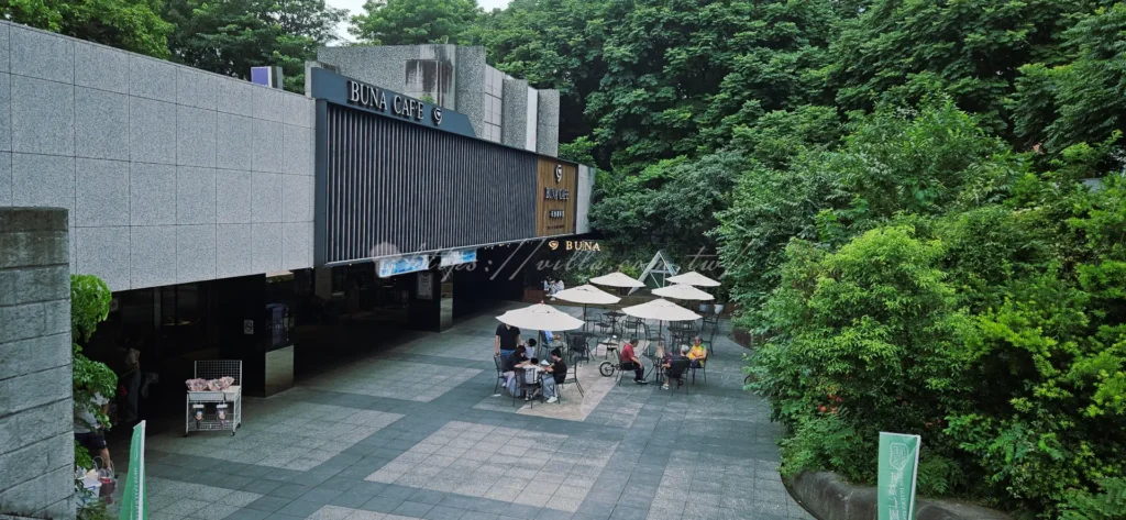 四號公園本身設有地下停車場與平面停車格,步行約 1–3 分鐘即可抵達布納咖啡館入口。即使是假日或人潮多時,周邊的停車選擇相對充足。