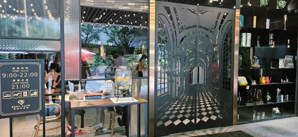 位於四號公園旁的知名不限時咖啡廳布納咖啡館公園館(BUNA CAF’E 布納咖啡館)是中永和區近年最受歡迎的網美餐廳與聚餐地點之一。店家融合歐式風格空間、大份量美食、插座與 Wi-Fi,成為不論是朋友聊天、筆電工作、情侶約會或家庭聚餐的絕佳選擇。