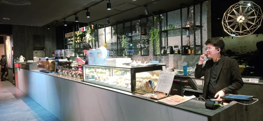 布納咖啡館(BUNA CAF’E)源自衣索比亞語「Buna」(代表咖啡豆),象徵分享與溫暖款待的理念。這個品牌從桃園起家之後,在北台灣擴展多家分店,包括台北信義、內湖、林口、新莊等地。而中和公園館則是其中一個重點據點,選在四號公園與國立台灣圖書館旁。結合環境景觀與美食氛圍,成為在地人和旅客都喜愛的休閒餐廳級咖啡空間。