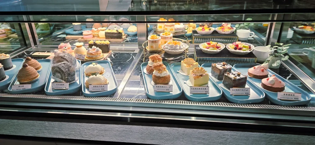 布納咖啡館(BUNA CAF’E)蛋糕櫃明亮清楚,各式蛋糕整齊排放、色彩誘人,在燈光下顯得特別可口,讓人一看就想點來品嘗。