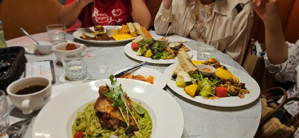 位於四號公園旁的知名不限時咖啡廳布納咖啡館公園館(BUNA CAF’E 布納咖啡館)是中永和區近年最受歡迎的網美餐廳與聚餐地點之一。店家融合歐式風格空間、大份量美食、插座與 Wi-Fi,成為不論是朋友聊天、筆電工作、情侶約會或家庭聚餐的絕佳選擇。