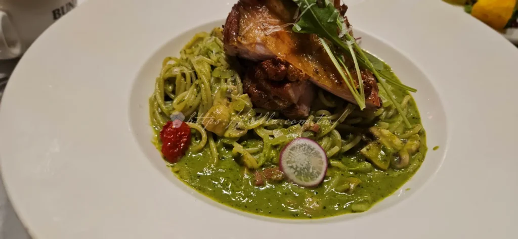 布納咖啡的青醬味道極其天然,帶有濃郁的九層塔清香與松子碎粒的口感,麵條完整吸附了醬汁,Q 彈有勁。每一口都能感受到羅勒的芬芳在口腔散開,不油不膩,非常清爽。