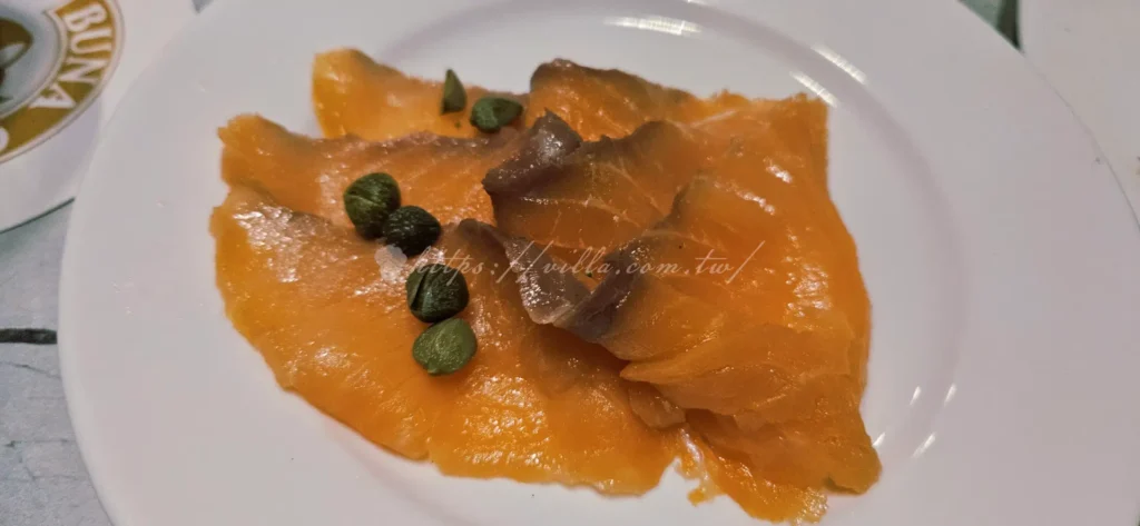 作為大份量拼盤美食的代表,布納咖啡館(BUNA CAF’E)的歐姆蛋口感極致滑嫩,切開後濃郁的起司與蛋液交織。煙燻鮭魚的鹹香與蛋香相互襯托,搭配一旁的現烤麵包與新鮮沙拉,是喚醒週末早晨的最佳選擇。