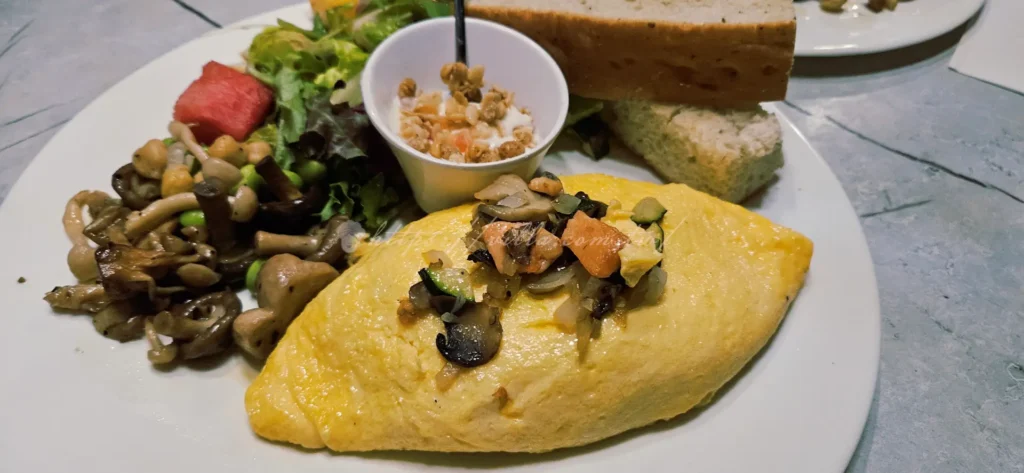 作為大份量拼盤美食的代表,布納咖啡館(BUNA CAF’E)的歐姆蛋口感極致滑嫩,切開後濃郁的起司與蛋液交織。