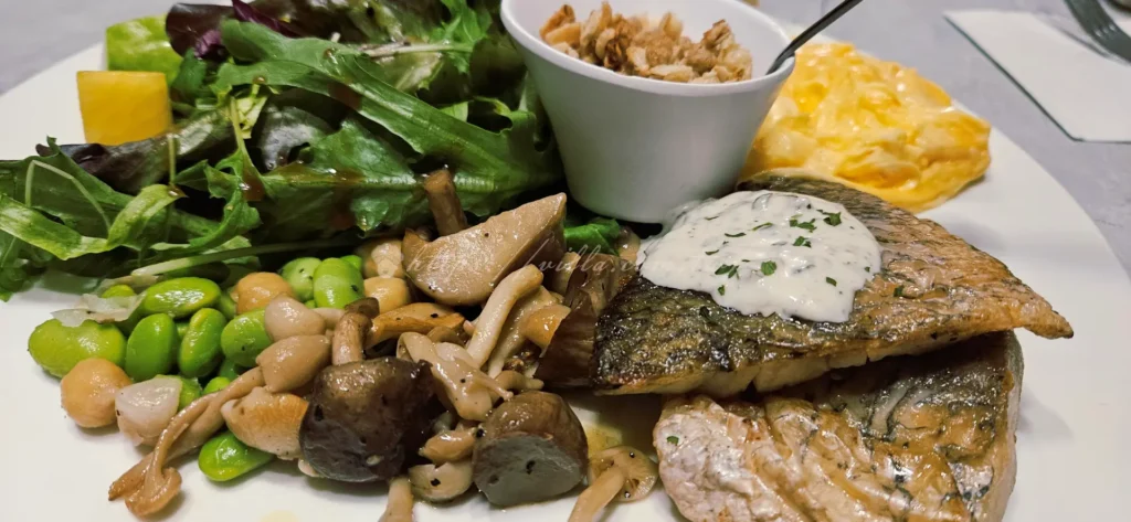 布納咖啡館(BUNA CAF’E)塔塔烤鱸魚這是一道令人驚艷的健康之選。鱸魚皮烤得微焦酥脆,魚肉則保持著細緻鮮甜的肉質。