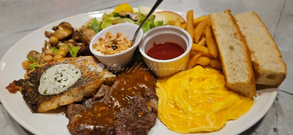 布納咖啡館(BUNA CAF’E)炭烤牛排 40z對於肉食愛好者來說,這份 4oz 的牛排份量剛好。經過高溫炭烤,外層鎖住了飽滿的肉汁,切開是完美的粉嫩色澤,肉質紮實且帶有迷人的煙燻焦香味,單吃或沾點海鹽就能品嚐出牛肉的原味。