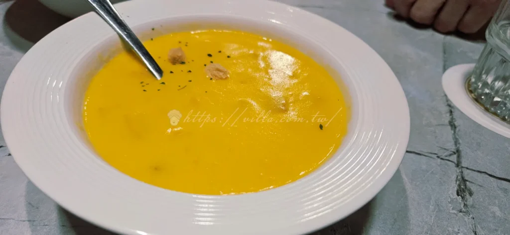 布納咖啡館(BUNA CAF’E)主廚濃湯口感滑順溫潤,帶著自然蔬菜甜味,不厚重也不膩口。