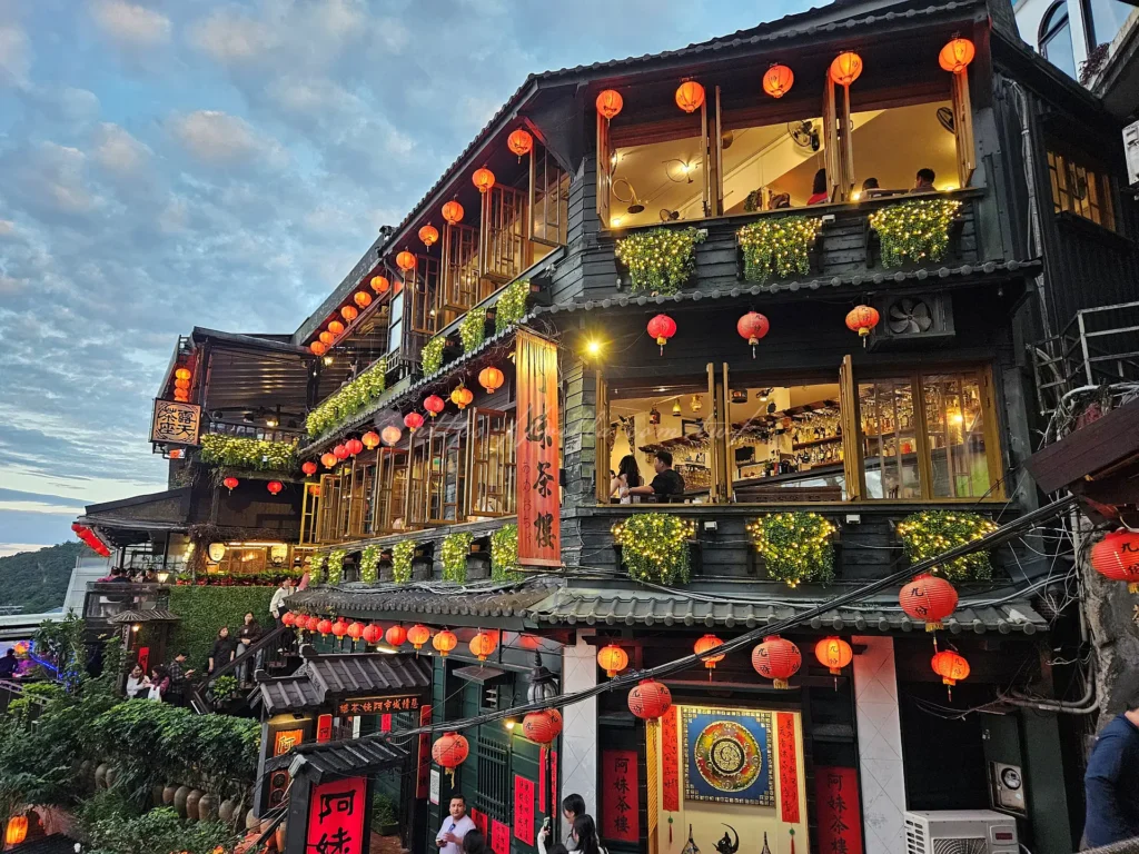 而提到九份拍照景點推薦，最受國內外觀光客歡迎的莫過於豎崎路上的阿妹茶樓。許多人深信這裡就是宮崎駿動畫《神隱少女》的靈感發想地，那高掛的紅燈籠與木造建築，確實像極了電影中的油屋場景，也是IG上最紅的取景角度。